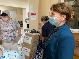 Елена Перепелицина привезла подарки пациентам клиники СГМУ